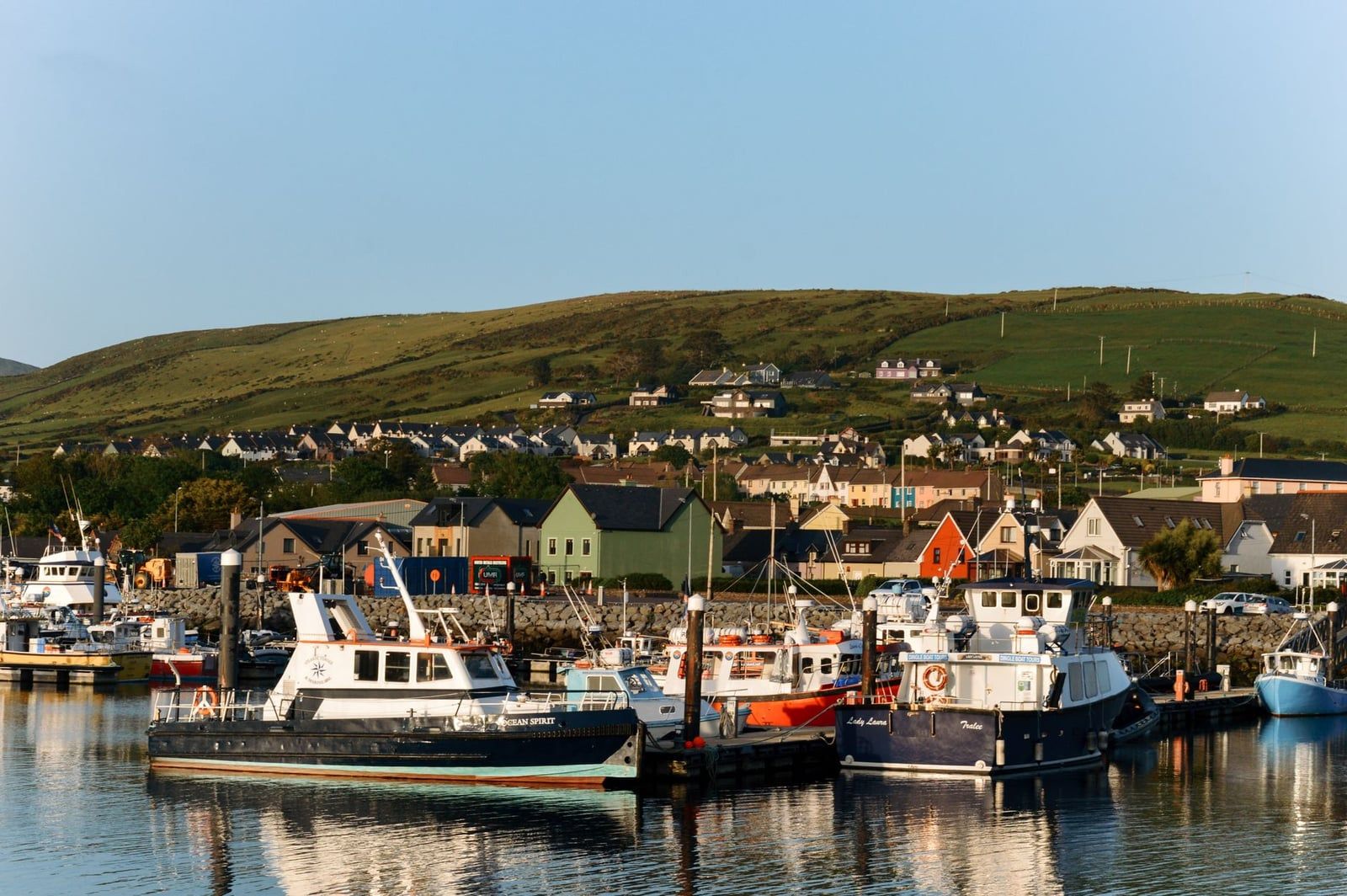 Barche ormeggiate nelle acque calme del porto di Dingle Town sulla Penisola di Dingle, un itinerario di guida alternativo al Ring of Kerry.