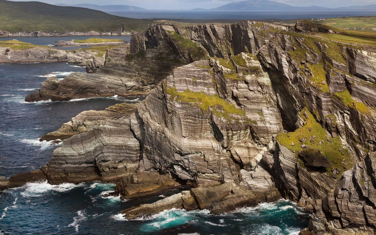 Drammatiche scogliere rocciose stratificate che si tufferanno nell'Oceano Atlantico lungo la costa del Ring of Kerry.